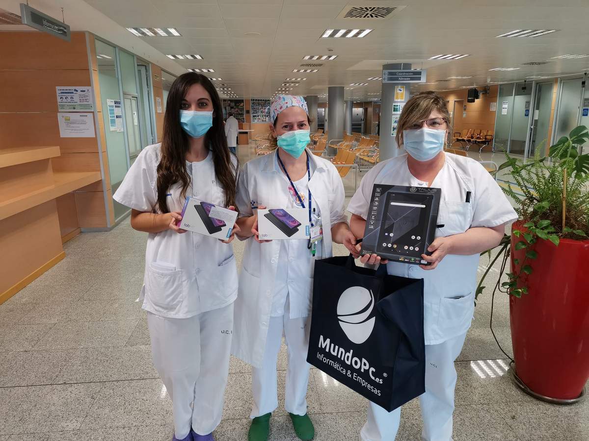 Recepci&oacute;n de las tablets por el personal sanitario del Hospital de Cabue&ntilde;es (Gij&oacute;n)