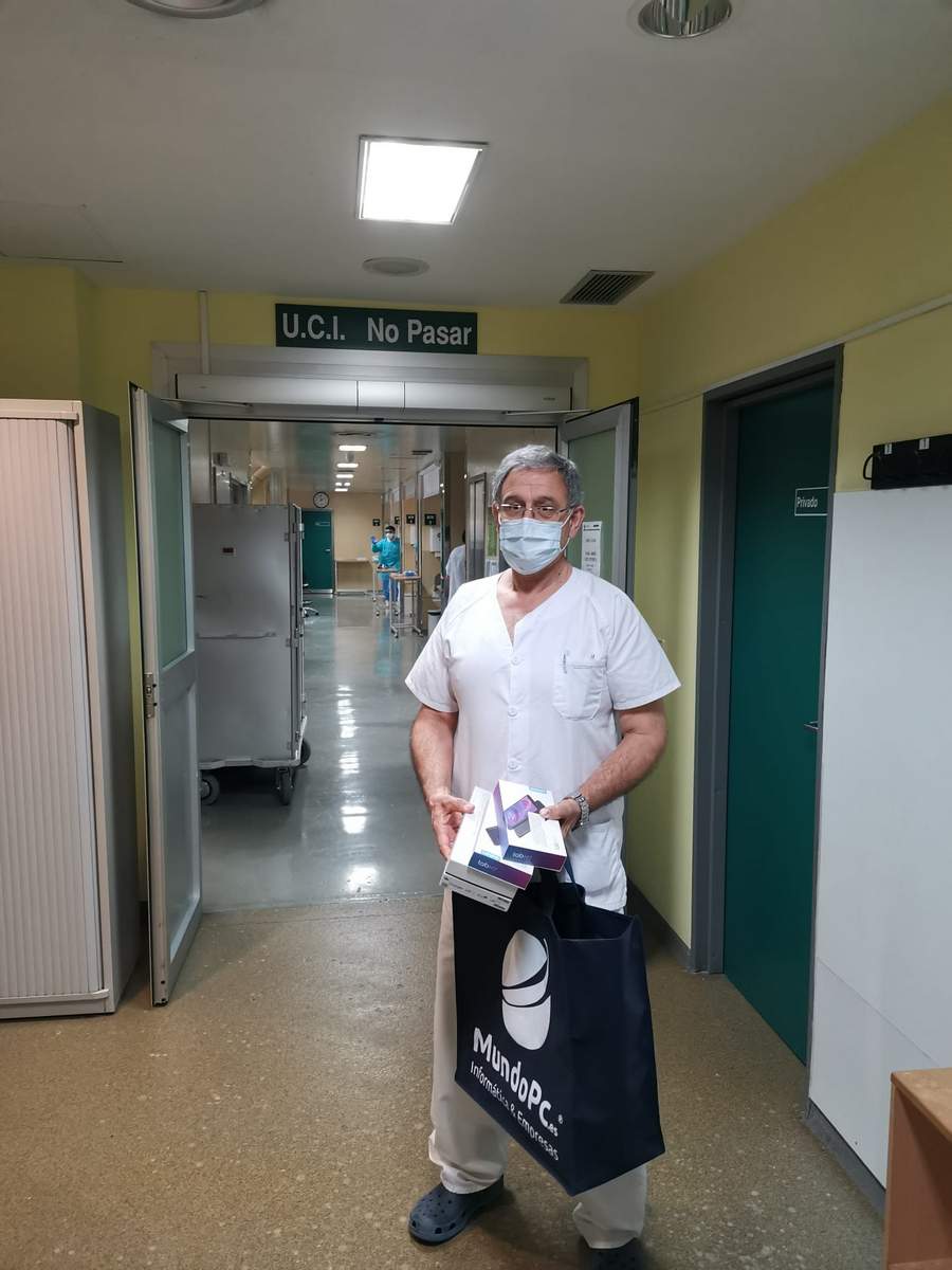 Recepci&oacute;n de las tablets por el personal sanitario del Hospital Valle del Nal&oacute;n (Ria&ntilde;o)