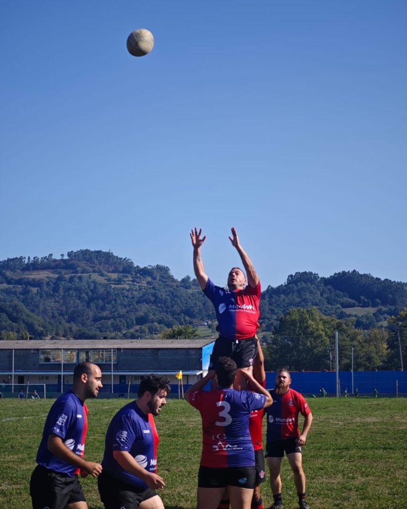 Foto: El equipo senior de Calzada Rugby Club disputando su primer encuentro oficial ante el Pilier. Temporada 2025-2026.