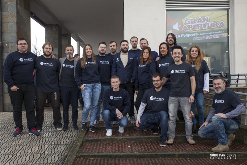 Algunas de las personas que trabajan en Mundo Pc Inform&aacute;tica