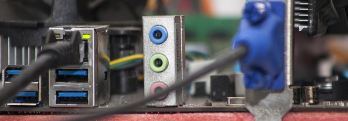 Placa con conectores de un ordenador en una tienda Mundo Pc Informática & Empresas