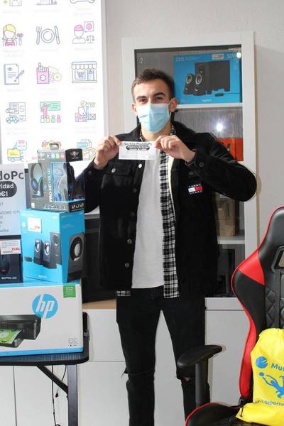 Entrega sorteo valorado en 1200 € en material infotmático en Mundo Pc