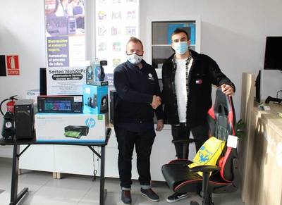 Entrega sorteo valorado en 1200 € en material infotmático en Mundo Pc