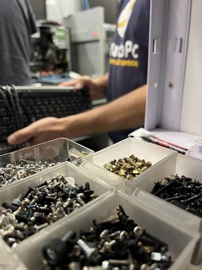 Piezas de respuesto y detalles de tallers SAT  MundoPc informática & Empresas