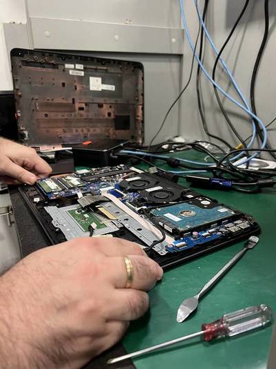 Desmontaje de un poráttil en MundoPc informática & Empresas