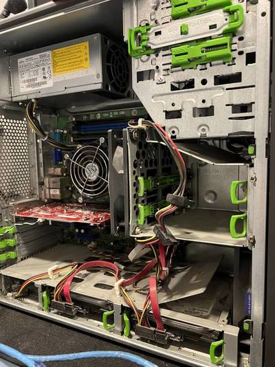 Interior de un equipo de sobremesa en uno de los talleres SAT de MundoPc informática & Empresas