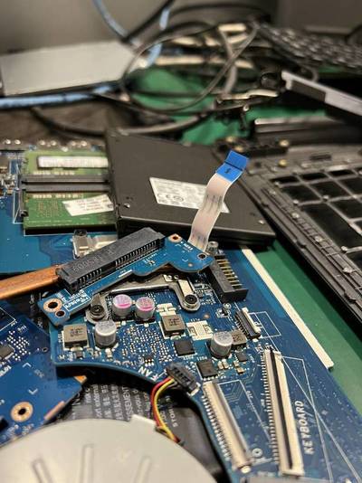 Piezas de porátil en uno de los talleres SAT de MundoPc informática & Empresas